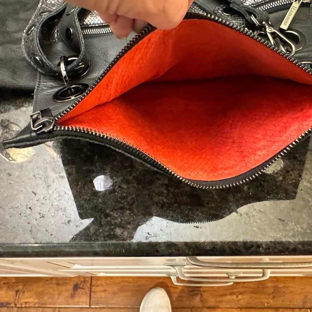 Hammitt- Montana Reversible Crossbody- Large 🖤 - Picture 9 of 11